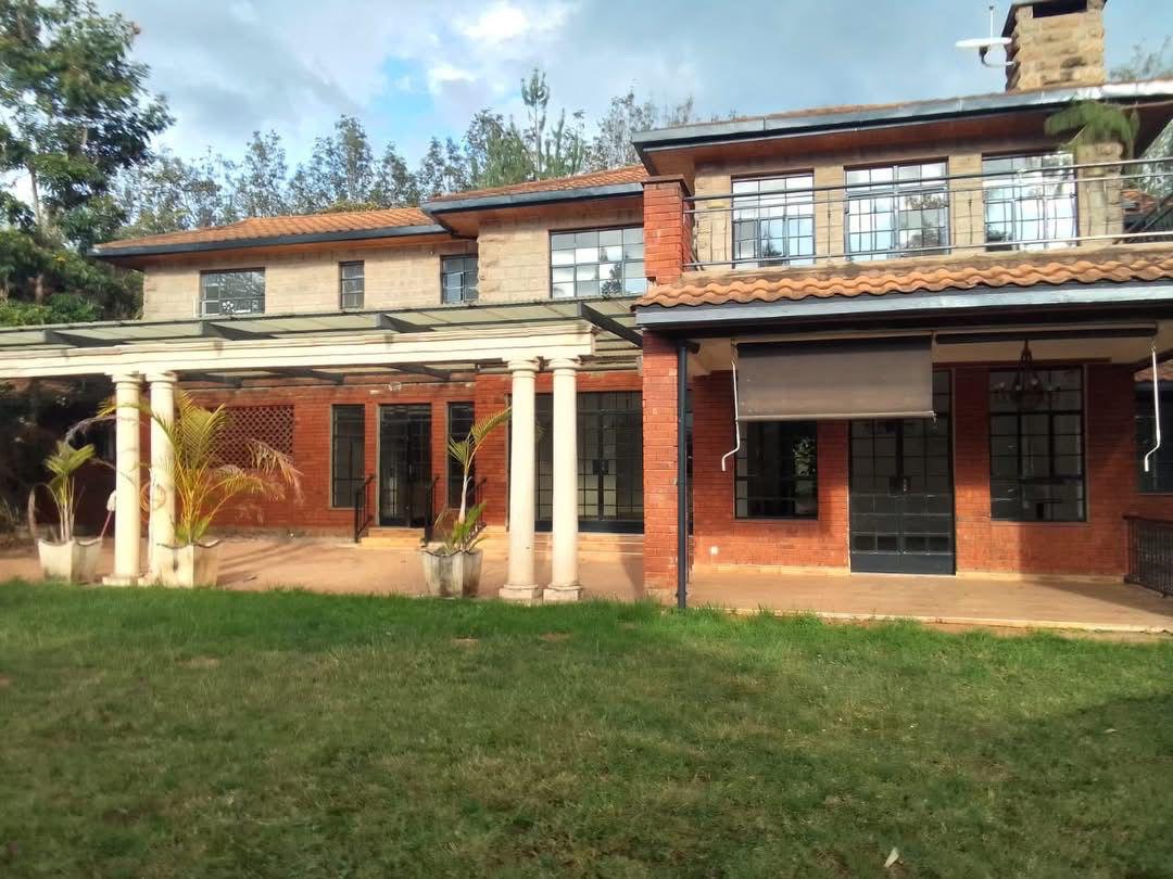 MODERN 4 BEDROOM HOUSE 
