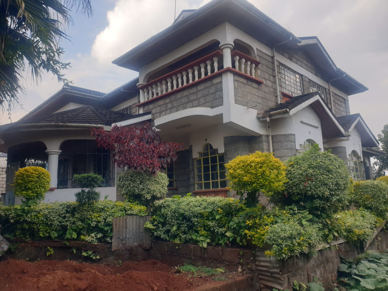 6 BEDROOM HOUSE