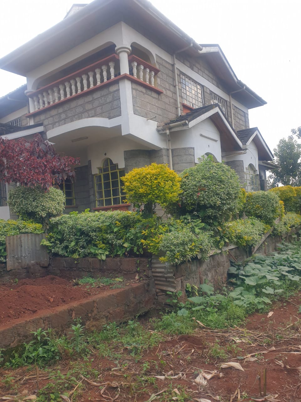 6 BEDROOM HOUSE