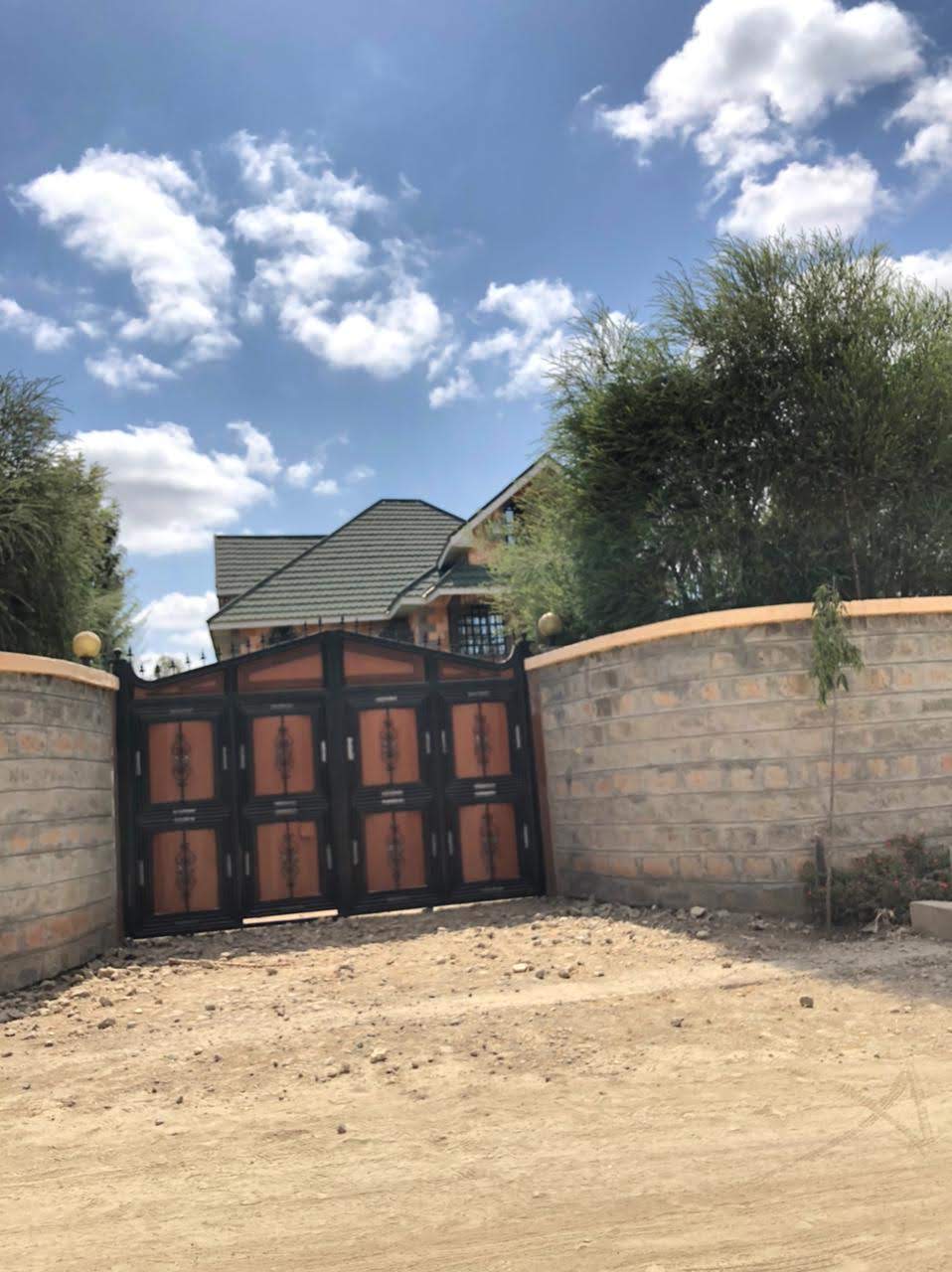 5 BEDROOM HOUSE