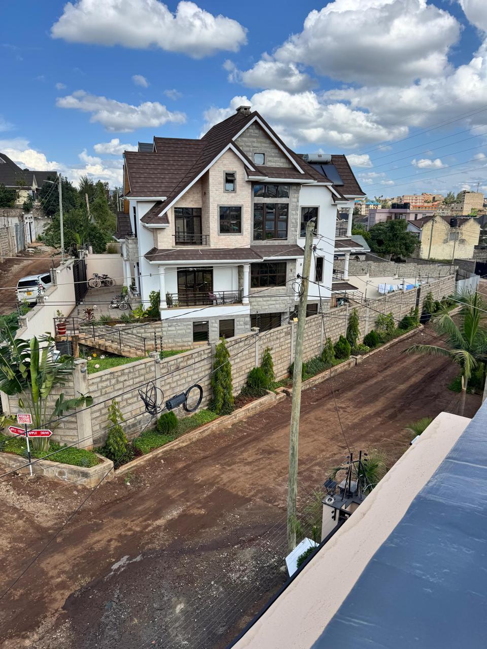 6 BEDROOM HOUSE